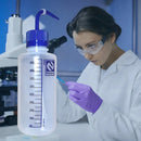 Pisseta Plástica Graduada Nalgon De 500ml De Bico Curvo Copo