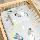 Lençol Para Berço C/ Elástico E Fronha Micropercal Espacial Cor Cinza/azul Desenho Do Tecido Foguete Espacial