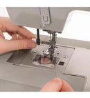 Máquina de costura reta Singer Facilita Pro 4423 portátil - cinza